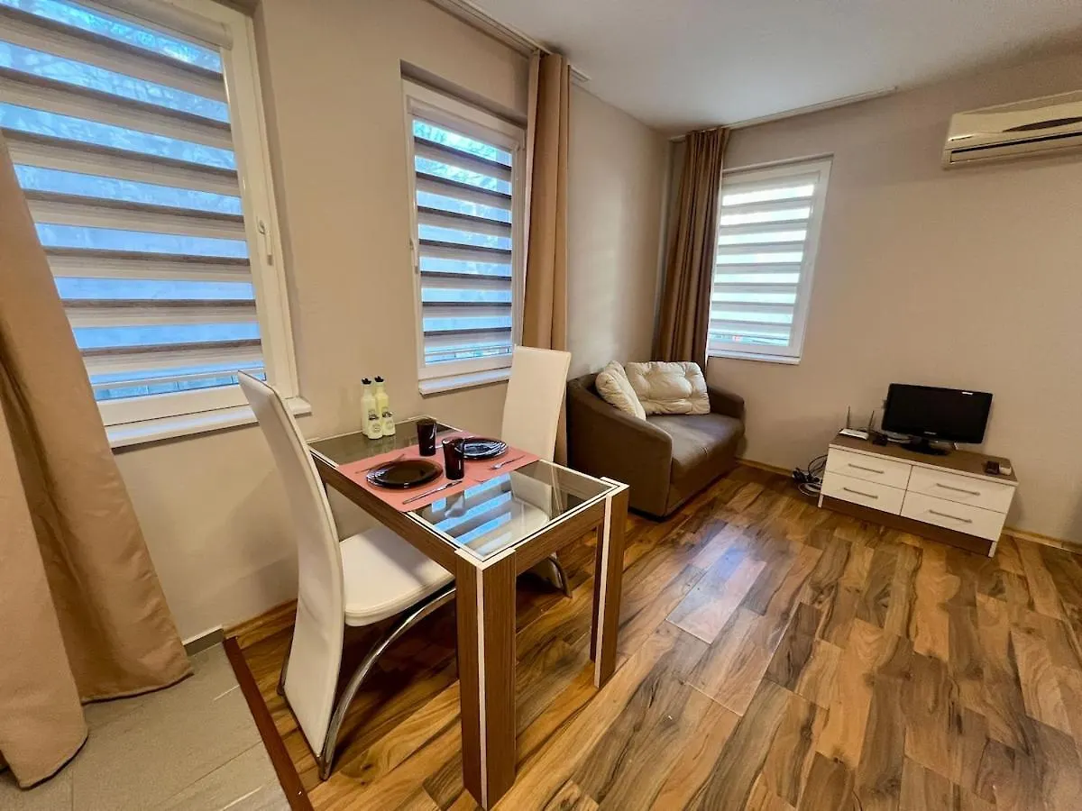 Cozy One-Bedroom Apartment Near Burgas Sea Garden 0*,  불가리아